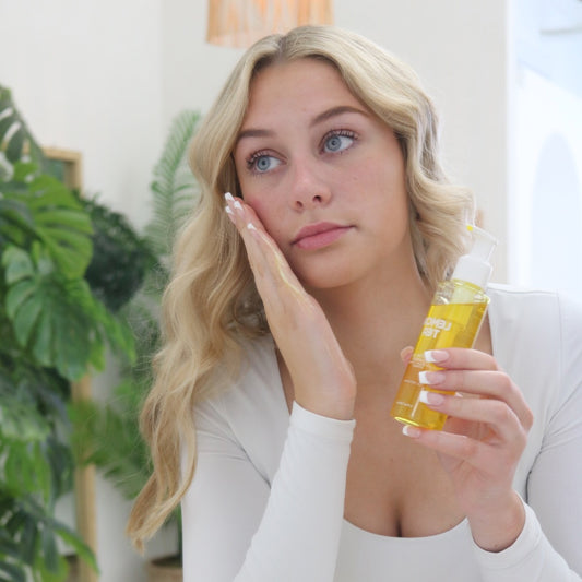 woman using Iluminar Skin lemon tea essential cleanser